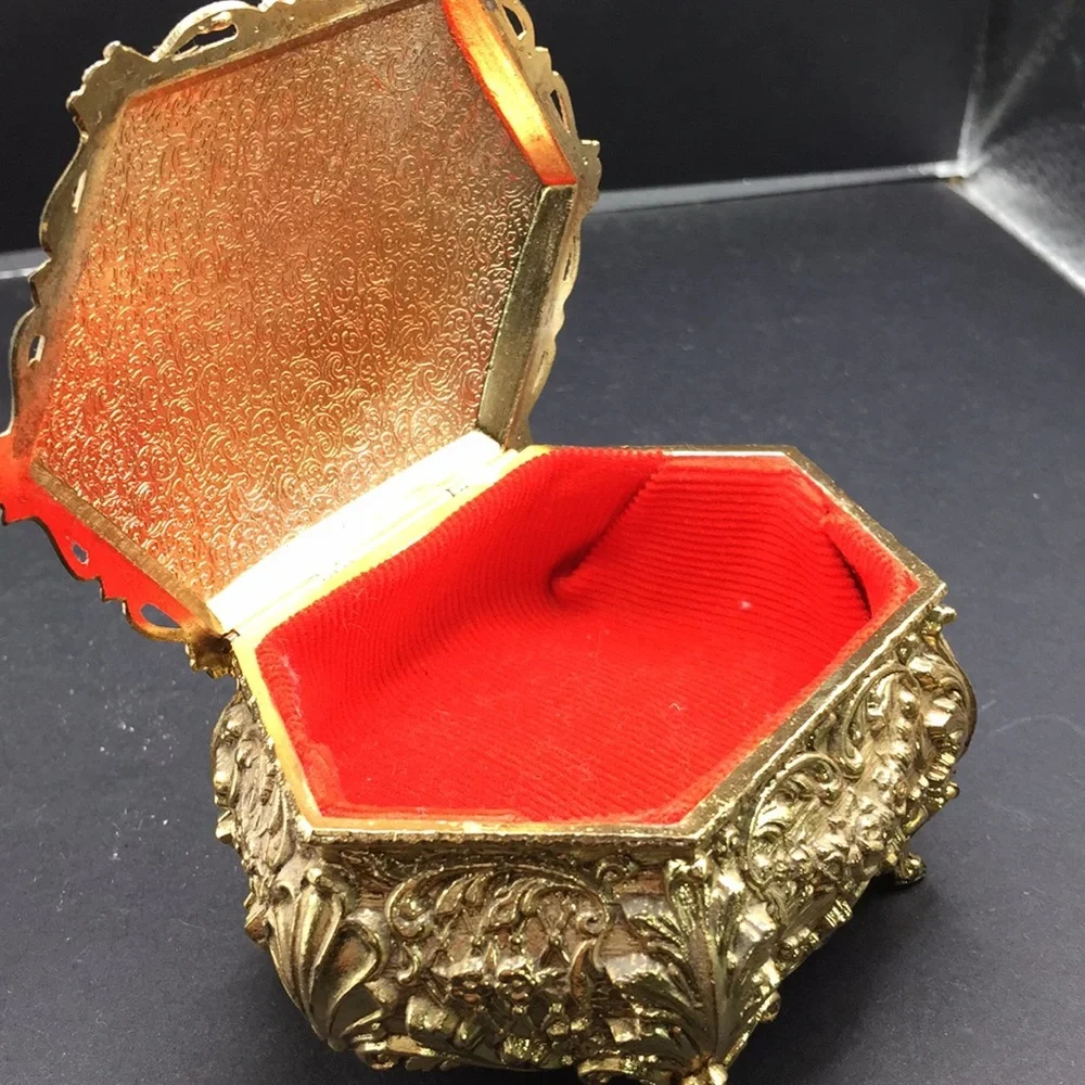 Vintage lidded flower trinket jewelry box
